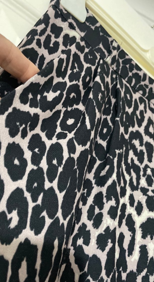 Kadın Gri Leopar Desenli Pilili Bol Kumaş Pantolon - Görsel 2