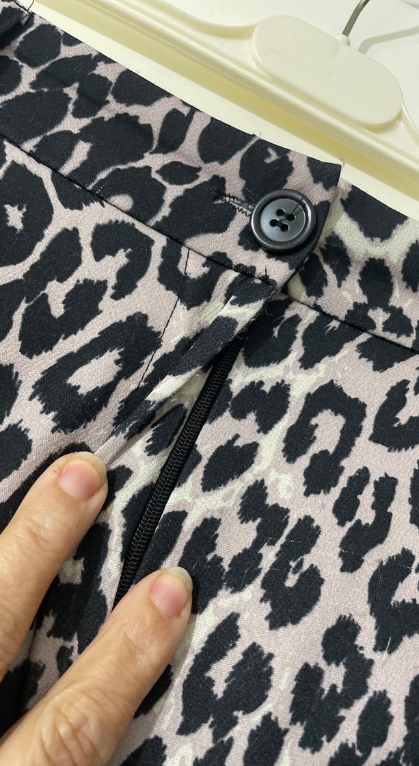 Kadın Gri Leopar Desenli Pilili Bol Kumaş Pantolon - Görsel 3