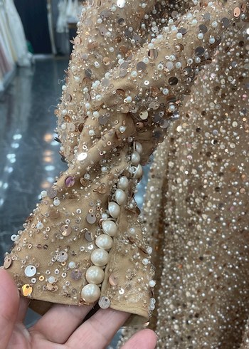 Uzun Kollu Parlak Kahverengi Payetli Abiye Elbise - Görsel 4