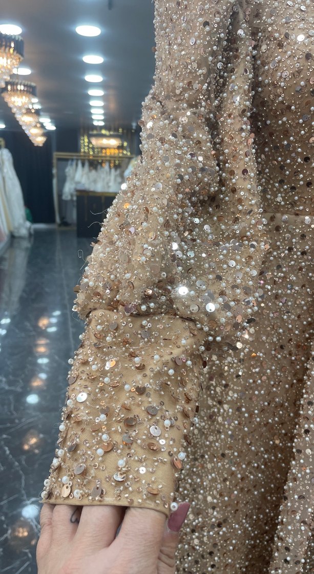 Uzun Kollu Parlak Kahverengi Payetli Abiye Elbise - Görsel 3