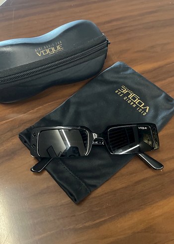 Kemer Detaylı Siyah Vogue Kadın Güneş Gözlüğü