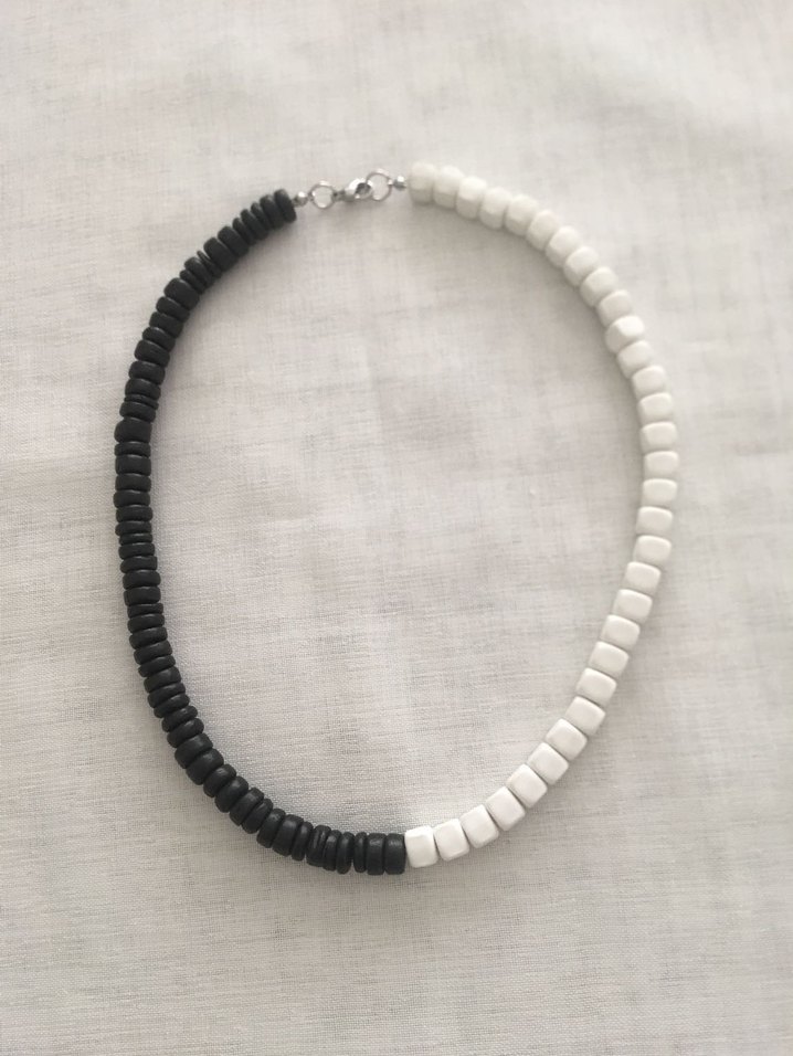 Uzun Siyah Beyaz Boncuklu Kolye - Görsel 3