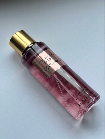 VİCTORİA SECRET VELVET PETALS VÜCUT SPREYİ