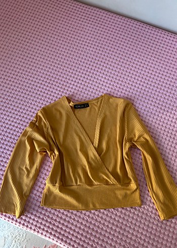 Sarı Piliseli V Yakalı Göğüs dekolteli bluz - Görsel 3