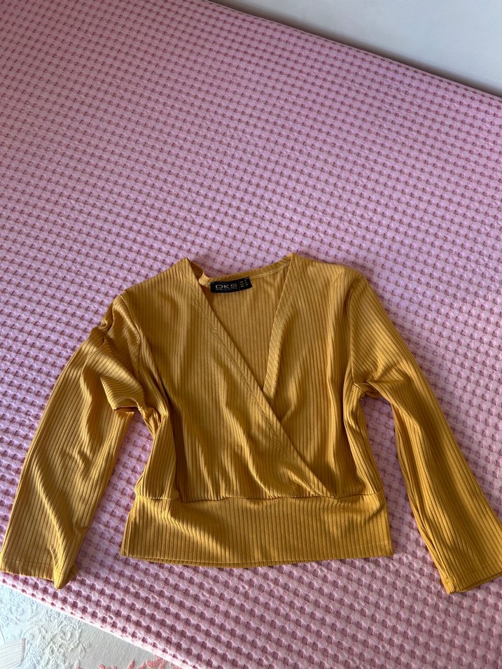 Sarı Piliseli V Yakalı Göğüs dekolteli bluz - Görsel 3