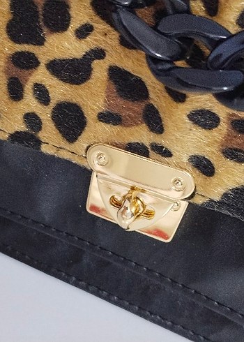 Zincir Detaylı Yılan Desenli Kadın El Çantası - Görsel 2