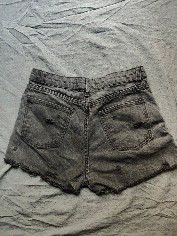 Gri Yırtık Kot Şort - Görsel 2