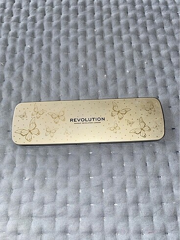Revolution far paleti
