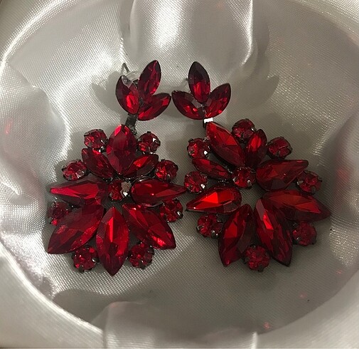 Taşlı küpe