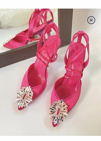 Pembe ve yeşil taşlı topuklu ayakkabı