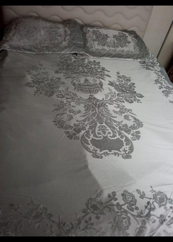 Gri Nakışlı Beyaz Yatak Örtüsü - Görsel 2