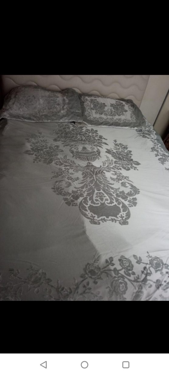 Gri Nakışlı Beyaz Yatak Örtüsü - Görsel 2