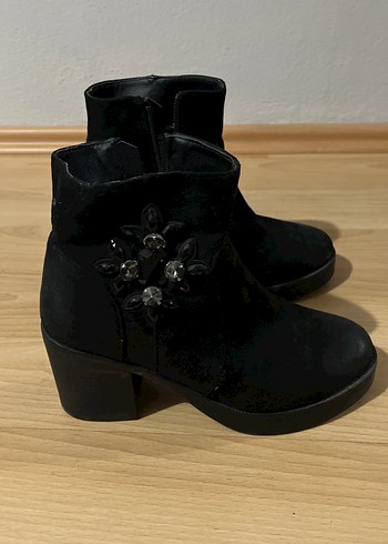 37 Beden Siyah Süet Tokalı Gotik Topuklu Bot