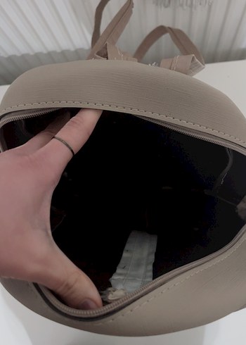 Dikişsiz Bej Deri Kadın Sırt Çantası - Görsel 9