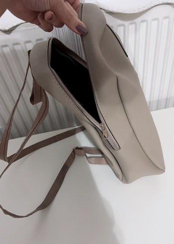 Dikişsiz Bej Deri Kadın Sırt Çantası - Görsel 3