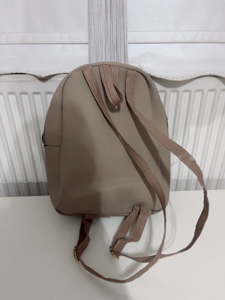 Dikişsiz Bej Deri Kadın Sırt Çantası - Görsel 4