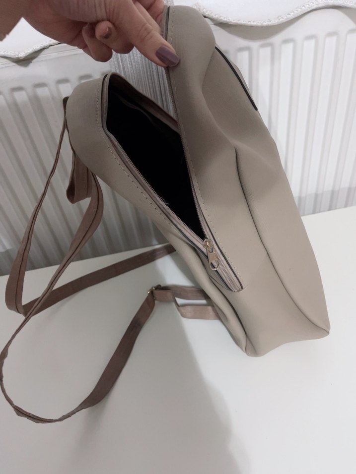 Dikişsiz Bej Deri Kadın Sırt Çantası - Görsel 3