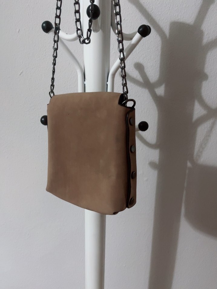 Zincir Detaylı Bej Süet Kadın Çanta - Görsel 2