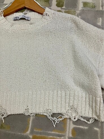 Zara Zara beyaz yırtık cropped kazak, 36