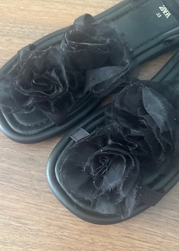 Siyah Çiçekli  Zara marka kız çocuk sandalet - Görsel 3