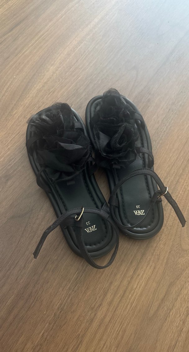 Siyah Çiçekli  Zara marka kız çocuk sandalet - Görsel 2