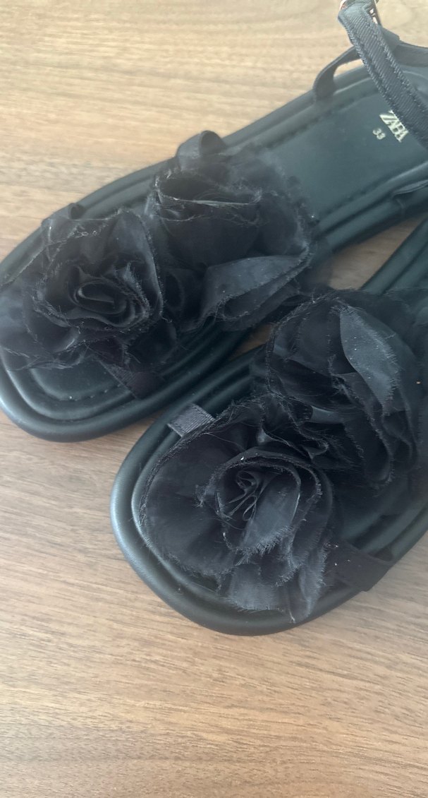 Siyah Çiçekli  Zara marka kız çocuk sandalet - Görsel 3