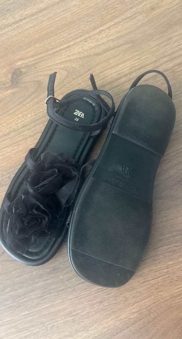 Siyah Çiçekli  Zara marka kız çocuk sandalet - Görsel 4