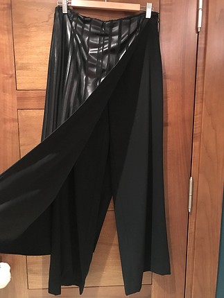 Deri detaylı pantalon etek