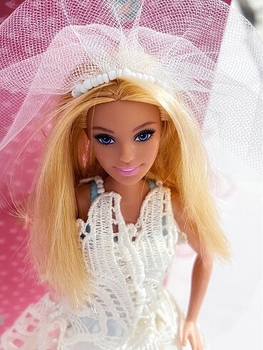 Barbie Gelinliği ve Barbie