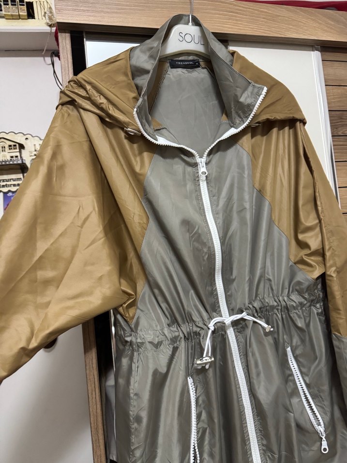 Uzun Kollu Kahverengi Sokak Stili Yağmurluk - Görsel 2