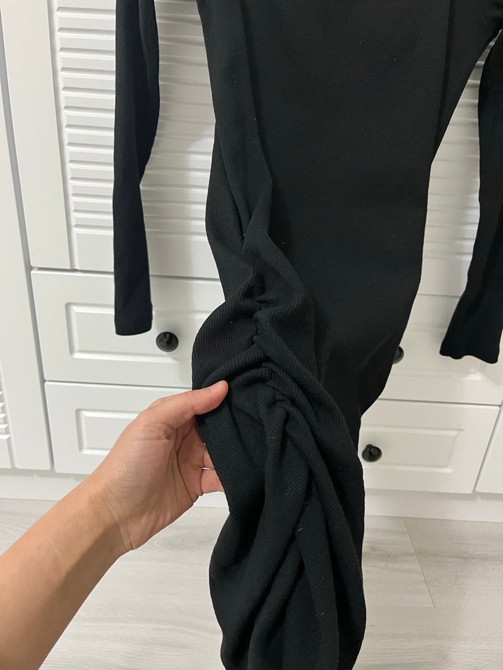 Uzun Kollu Siyah Midi Triko Elbise yandan büzgülü - Görsel 2