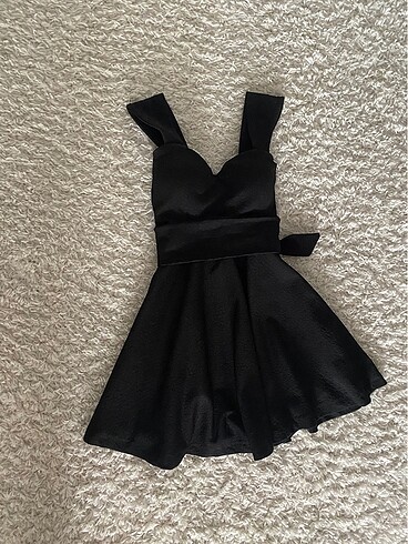 Siyah kuşaklı kalp yaka mini mezuniyet elbise