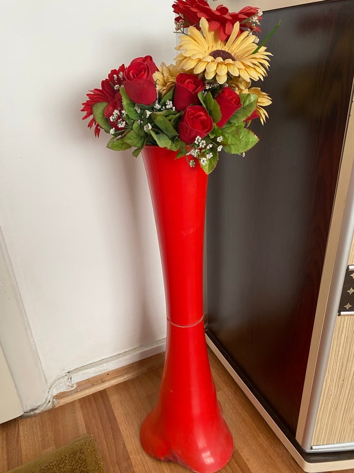 Kırmızı Renkli Uzun Vazo - Görsel 3