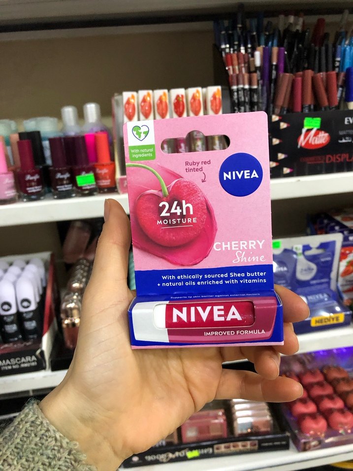 Nivea Çilek Parlaklığı Dudak Balmı - Görsel 2