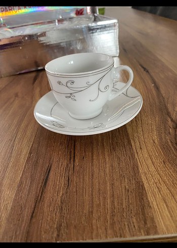 Gri Desenli Beyaz Porselen Fincan ve Tabak