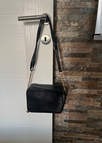 Zincir Detaylı Siyah Yılan Derisi Desenli Kadın Çanta - Görsel 2