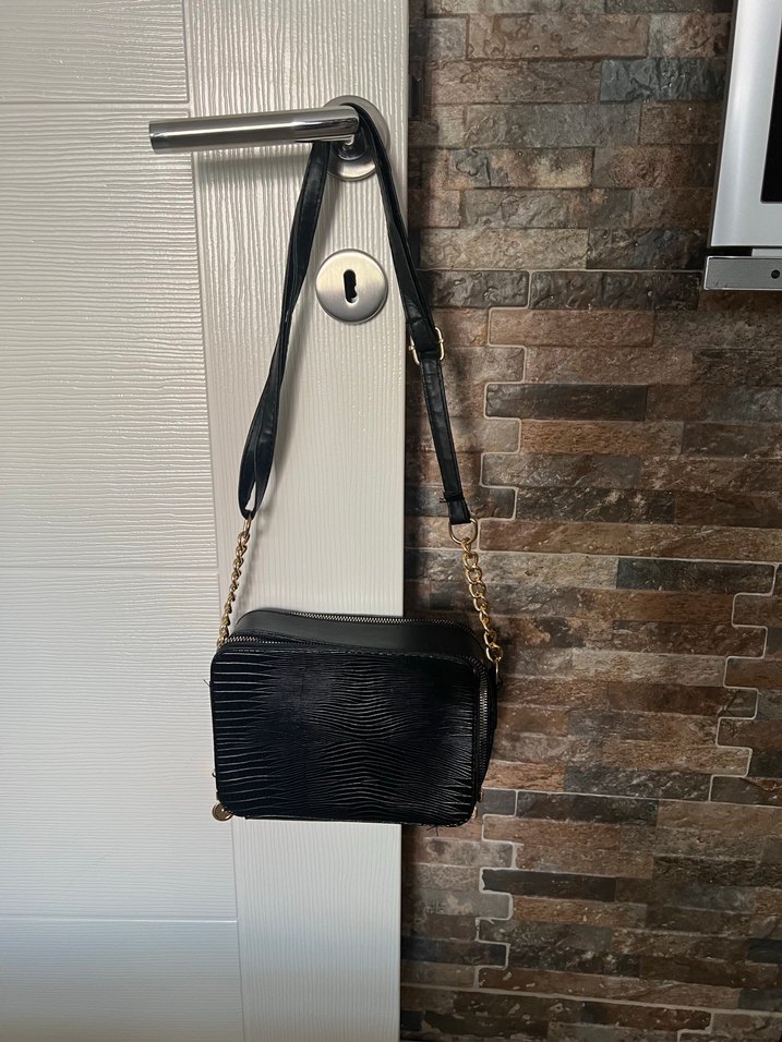 Zincir Detaylı Siyah Yılan Derisi Desenli Kadın Çanta - Görsel 2