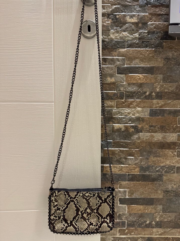 Zincir Detaylı Yılan Desenli Deri Kadın Çanta - Görsel 2