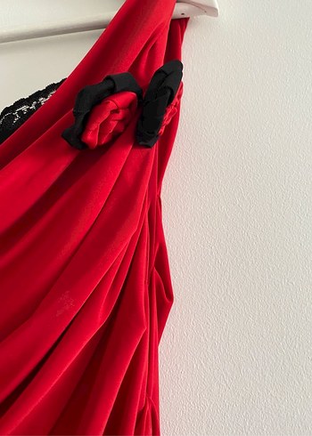 Kırmızı Drapeli Gece Elbisesi - Görsel 3