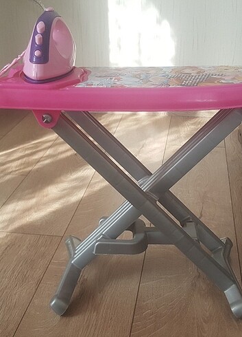 oyuncak ütü ve ütü masasi