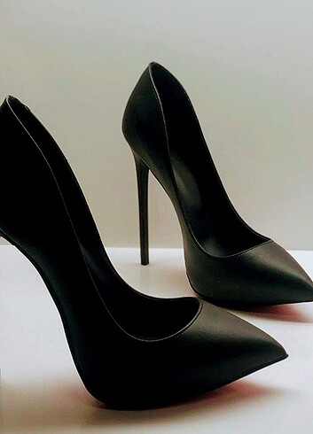 Siyah deri stiletto