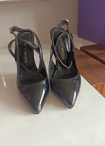 Siyah rugan bilekten bağlamalı stiletto 34 numara