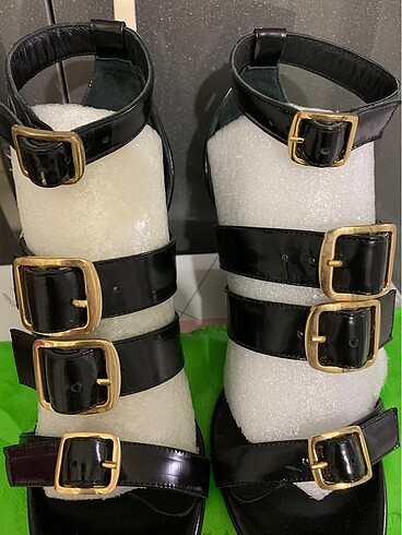 Valentino İçi dışı deri altın detaylı ayakkabı