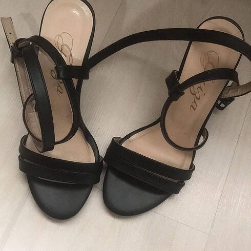 Siyah ince topuklu ayakkabı