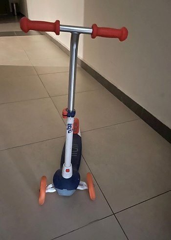 Çocuklar için 3 tekerlekli turuncu renkli scooter Btwin 8100 - Görsel 2
