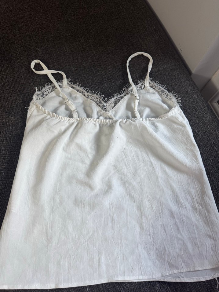 Dantel Detaylı Beyaz V Yakalı Kadın Atlet - Görsel 2