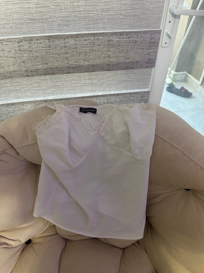 Dantel Detaylı Beyaz V Yakalı Kadın Atlet - Görsel 4