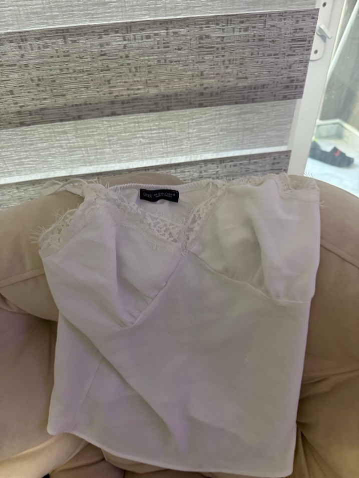 Dantel Detaylı Beyaz V Yakalı Kadın Atlet - Görsel 5