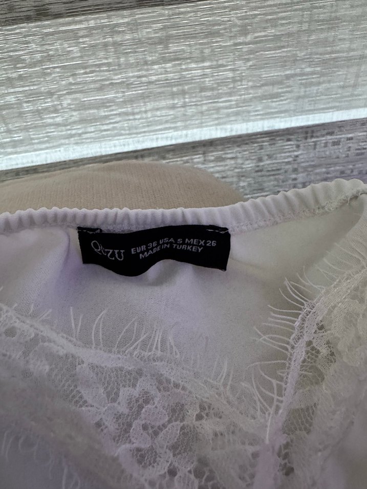 Dantel Detaylı Beyaz V Yakalı Kadın Atlet - Görsel 3