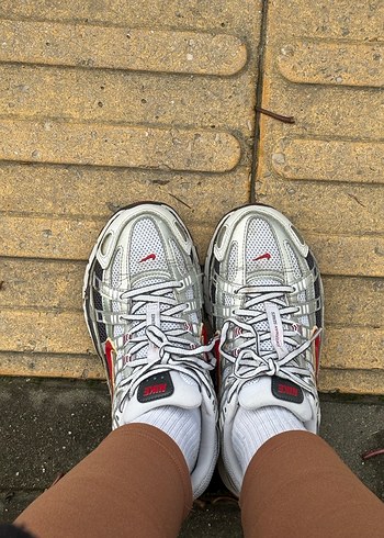 Gri-Beyaz Bağcıklı Kadın Spor Ayakkabı Nike p6000